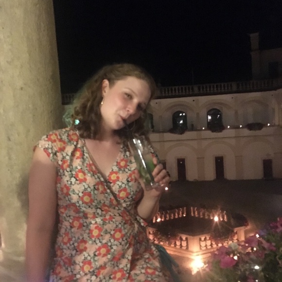 Meet your Posher, Emily - Picture 2 of 4